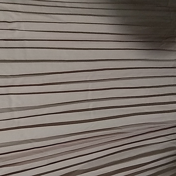 CHI CHI LONDON CURVE PLEATED DRESS - Picture 3 of 8